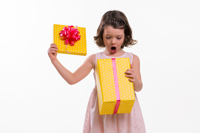 meisje krijgt cadeau