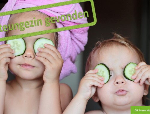 Twee kleine vrolijkerds zoeken een gezellig plekje om te spelen!