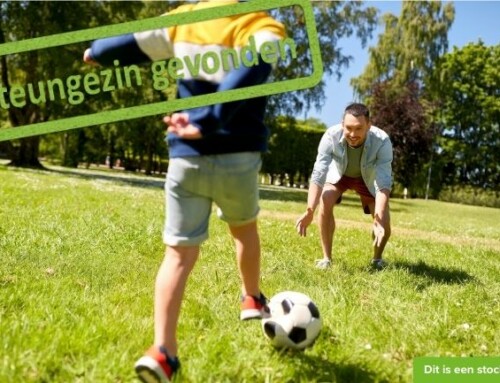 Een kleine Ajacied zoekt zijn team buiten het veld