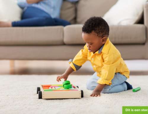 Wie help dit jongetje van 1 de wereld ontdekken?