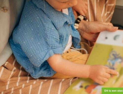 Met wie kan dit leergierige mannetje (3) eens een boekje lezen?