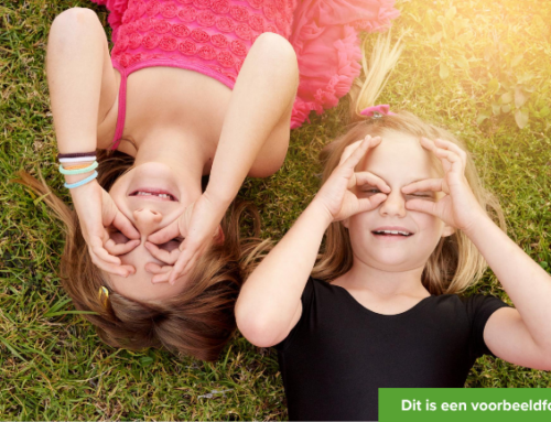 Twee zusjes van 8 en 6 jaar zoeken steun, ieder op hun eigen plek.