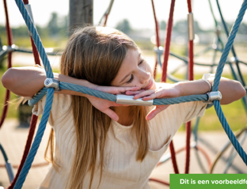 Wie geeft dit vrolijke meisje een fijne plek om zichzelf te zijn?
