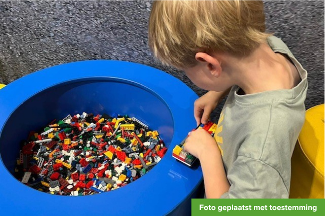 6-jarig jongetje speelt met Lego.
